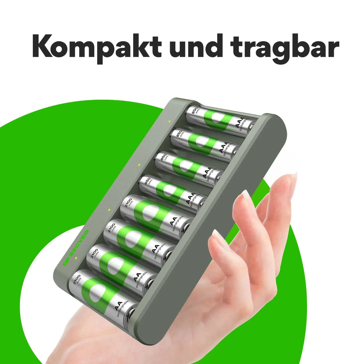 GP Akku-Ladegerät E821 mit 8 AA/AAA Akkus in Hand gehalten.