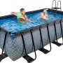 Rechteckiger, grauer EXIT Stone Pool 400x200x122 cm mit Steinmuster, Poolleiter und Familie im Wasser.