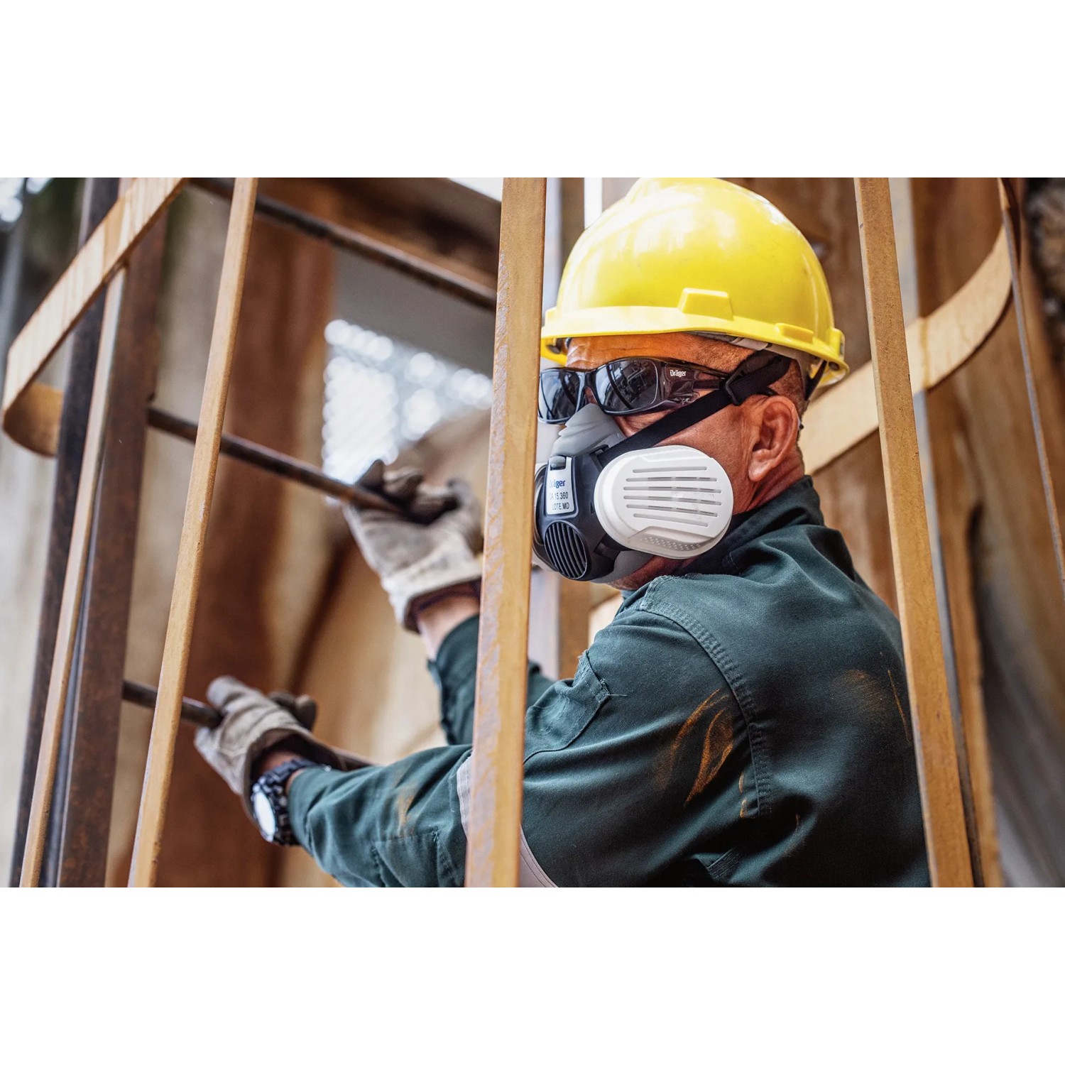 Handwerker mit Dräger Halbmaske X-plore 3300 (Gr. S) und P3-R-Filter beim Arbeiten.