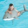 Junge auf grau-weißem Westmann Pool Buddy Hai im Wasser. Schwimmtier für Spiel & Spaß im Pool.