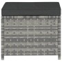 Detailansicht Hocker des grauen vidaXL Garten-Lounge-Sets aus Rattan mit dunkler Auflage.