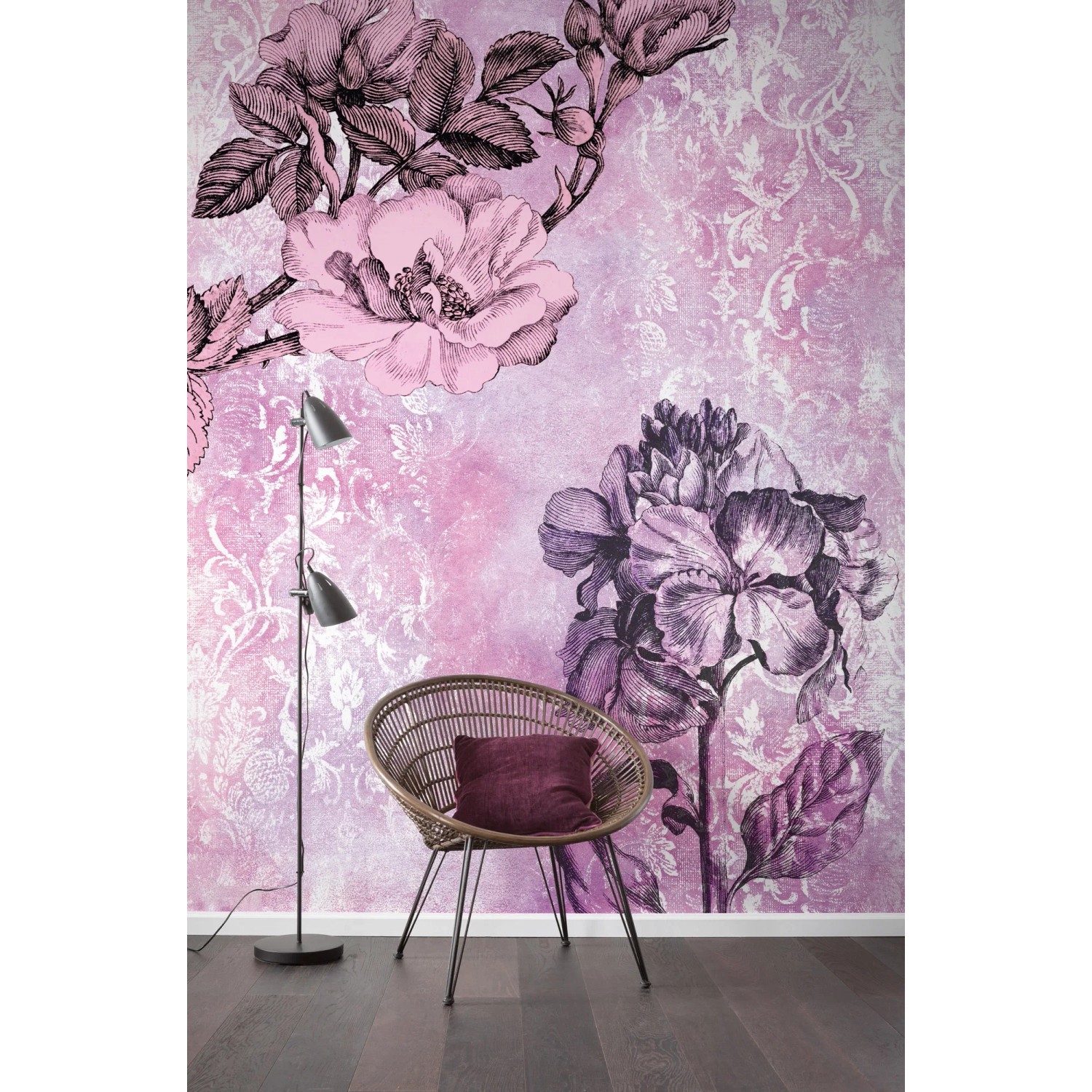 Komar Vlies Fototapete Baroque Pink, 200x250cm, mit floralem Muster in Rosa und Lila.
