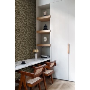 Dekorative Vliestapete mit braun-beigem Leopardenmuster an einer Wand in einem modernen Arbeitszimmer.