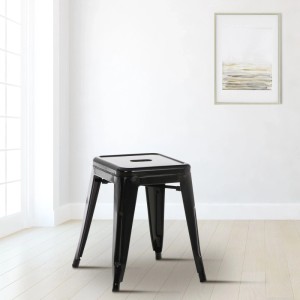 Schwarzer Metallhocker Armin, stapelbar, mit Vierfußgestell auf hellem Holzboden in modernem Raum. Ideal für Küche.
