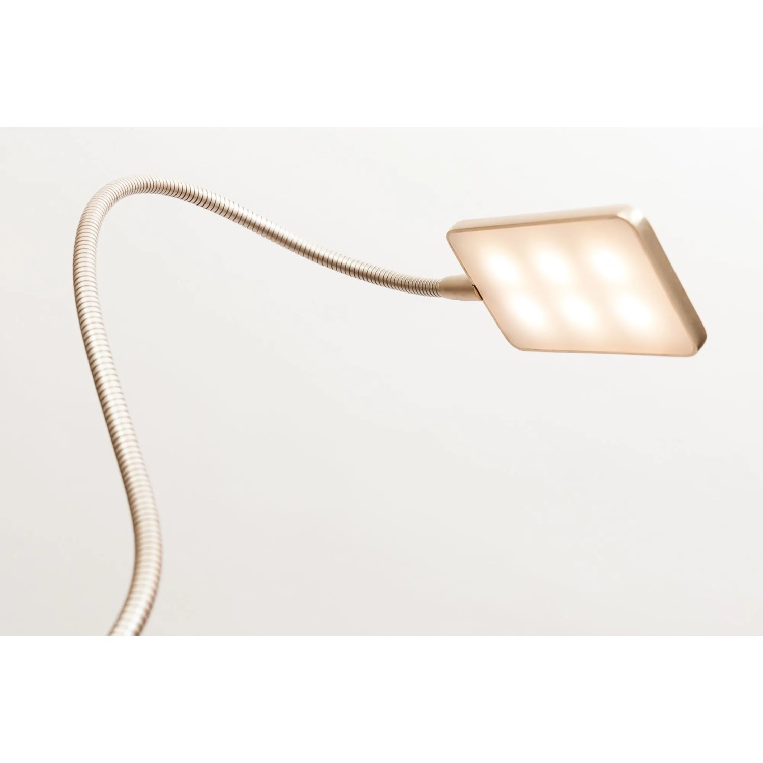 Dimmbare LED Bettleuchte in Messing-Optik mit flexiblem Schwanenhals für optimale Ausrichtung.