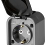 Graue Feuchtraum-Steckdose 1-fach IP54 mit geöffnetem Klappdeckel für Aufputzmontage.