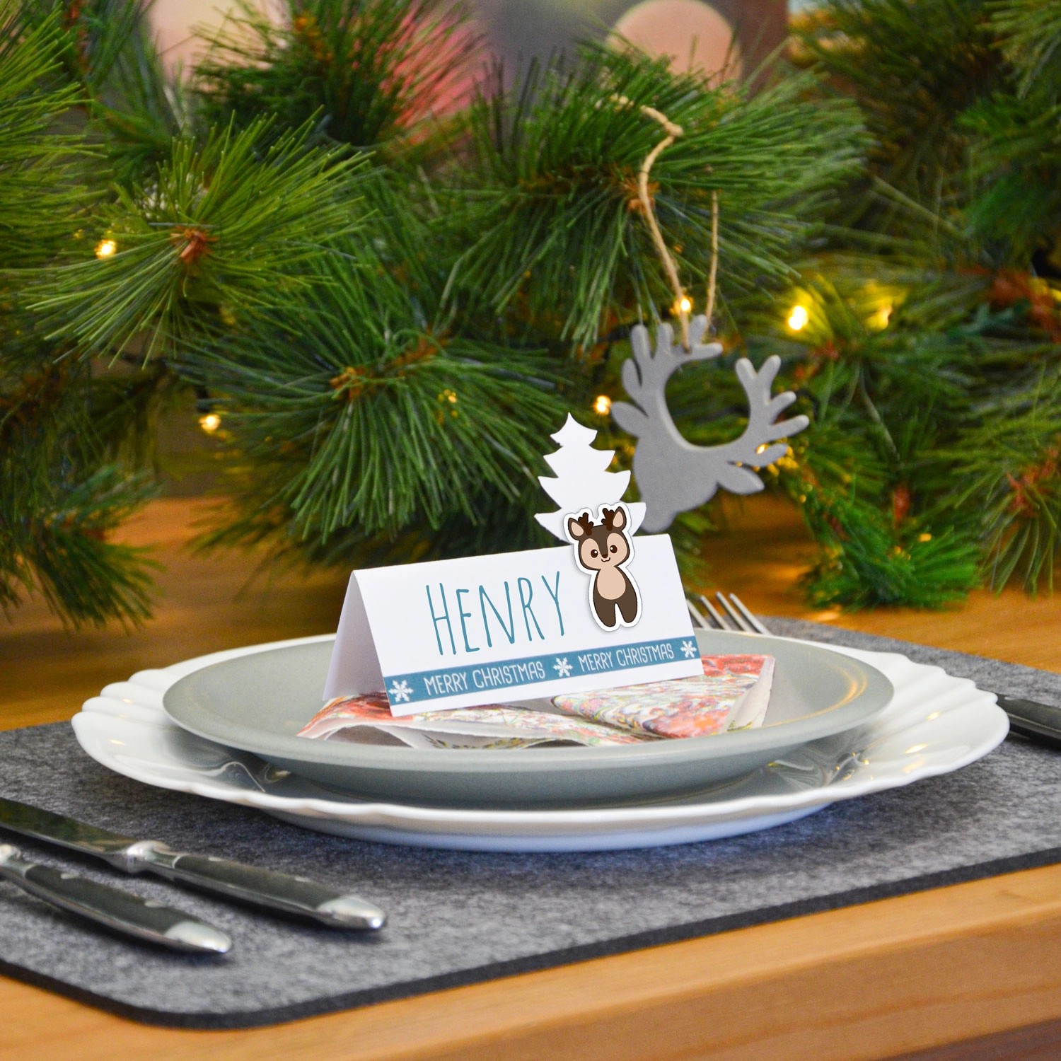 Festlicher Tisch mit DuneDesign Adventskalender Bastelset: Zahlen, Buchstaben, Figuren für Weihnachtsdeko.