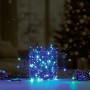 OBI Außen-Lichterkette mit 400 Multicolor LEDs in Blau/Grün, auf Tisch mit Tannenzapfen, für Garten & Terrasse.
