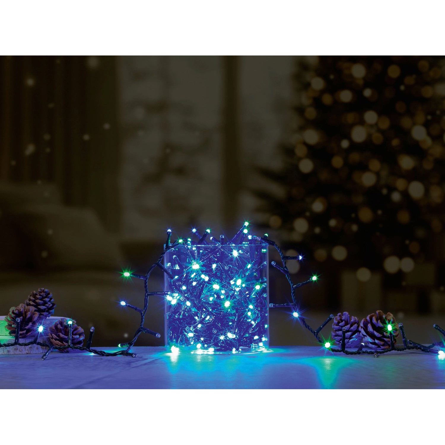 OBI Außen-Lichterkette mit 400 Multicolor LEDs in Blau/Grün, auf Tisch mit Tannenzapfen, für Garten & Terrasse.