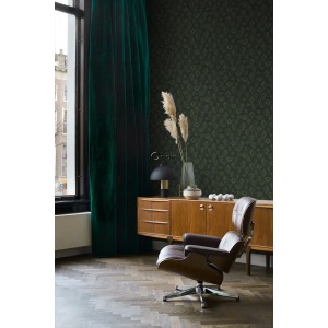 Moosgrüne Vliestapete mit elegantem Pfauenfedern-Muster an einer Wand im Wohnzimmer. Stilvolle Wandgestaltung.