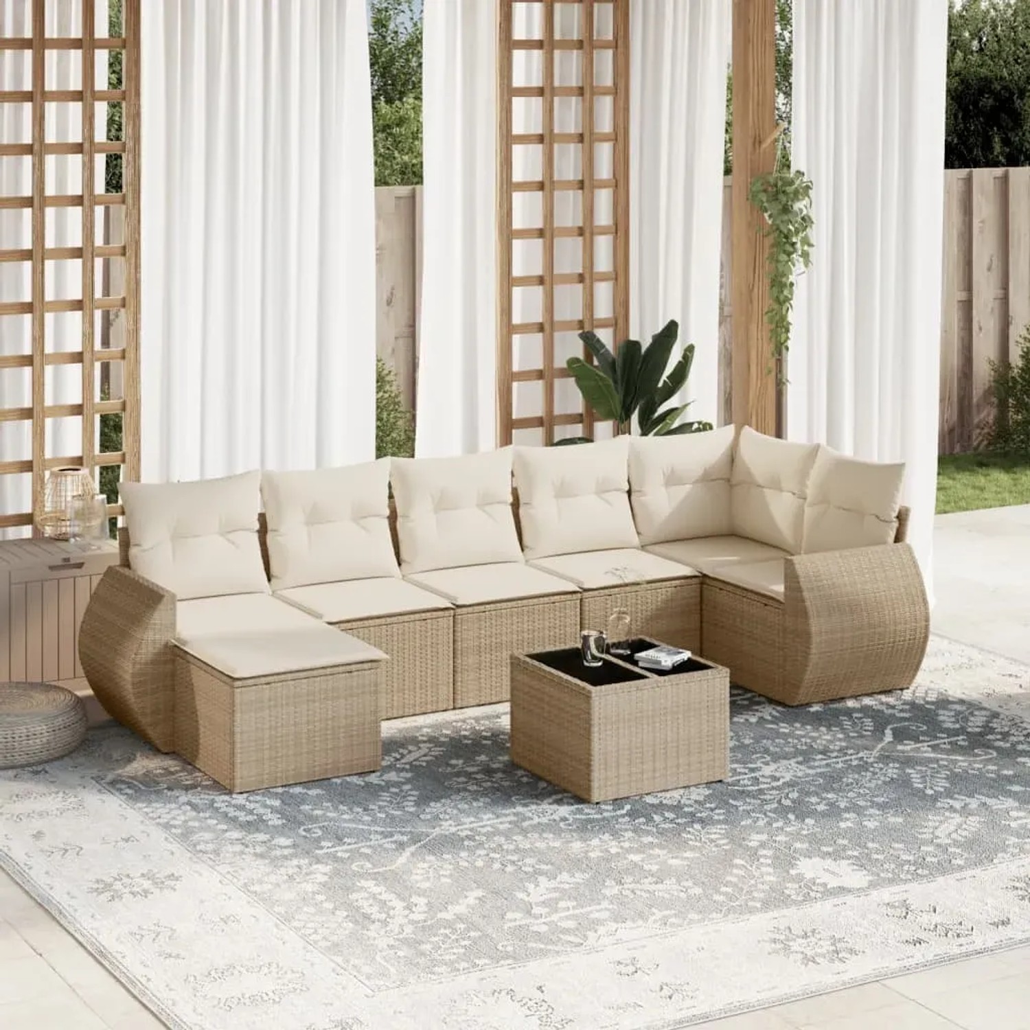 Beige 8-tlg. Garten-Sofagarnitur aus Rattan mit cremeweißen Kissen und Tisch.