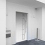 Weiße Sicherheits-Haustür ThermoSpace Prime Paris RC2 mit Edelstahlgriff und satiniertem Glas.
