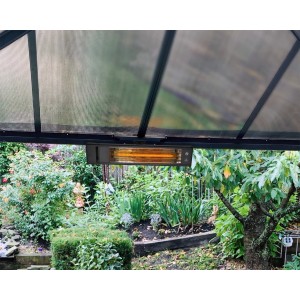 Palram Infrarot Heizstrahler 1800W unter Terrassenüberdachung montiert.
