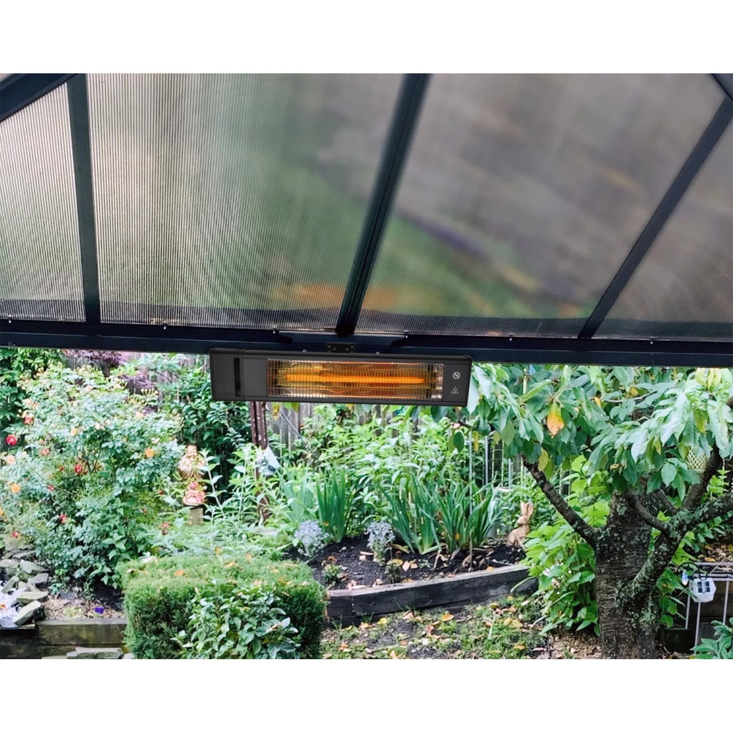 Palram Infrarot Heizstrahler 1800W unter Terrassenüberdachung montiert.