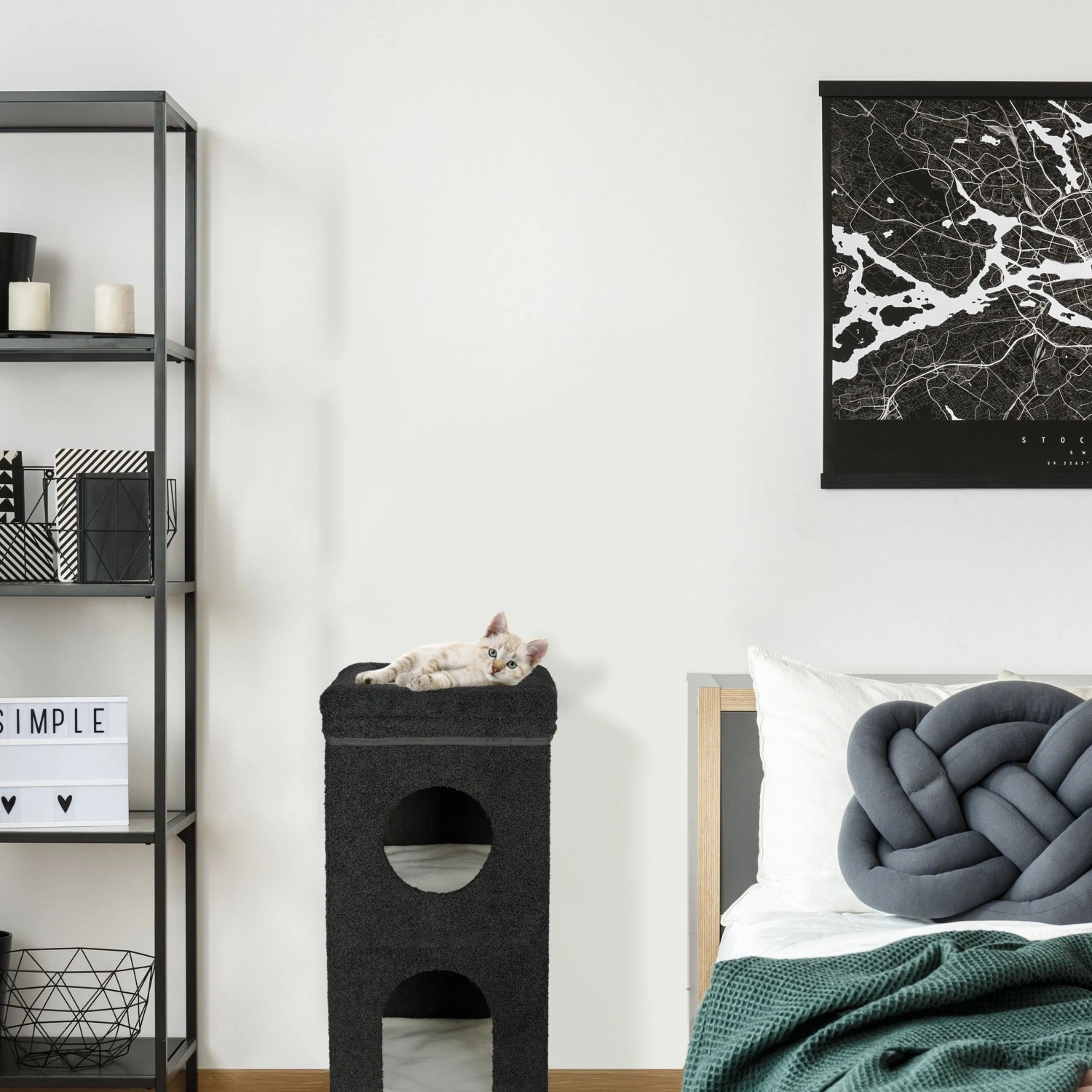 Schwarze Relaxdays Katzenhöhle aus Polyester, faltbar, mit 3 Ebenen und einer Katze auf der obersten Plattform.