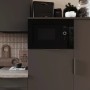 Respekta Einbaumikrowelle Jana mit schwarzer Glasfront in moderner Küche.