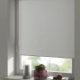 Weißes Gardinia Easyfix Rollo Premium, 45x150 cm, verdunkelnd am Fenster.
