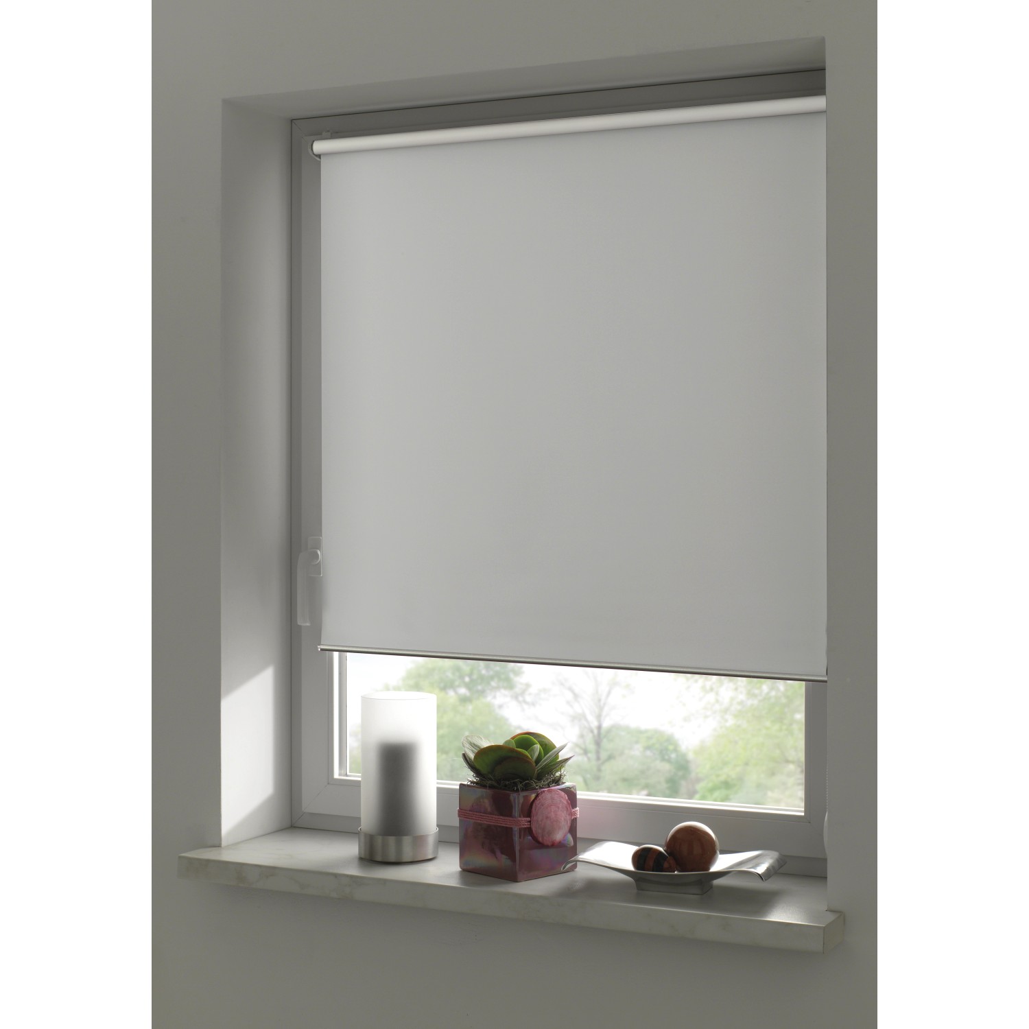 Weißes Gardinia Easyfix Rollo Premium, 45x150 cm, verdunkelnd am Fenster.