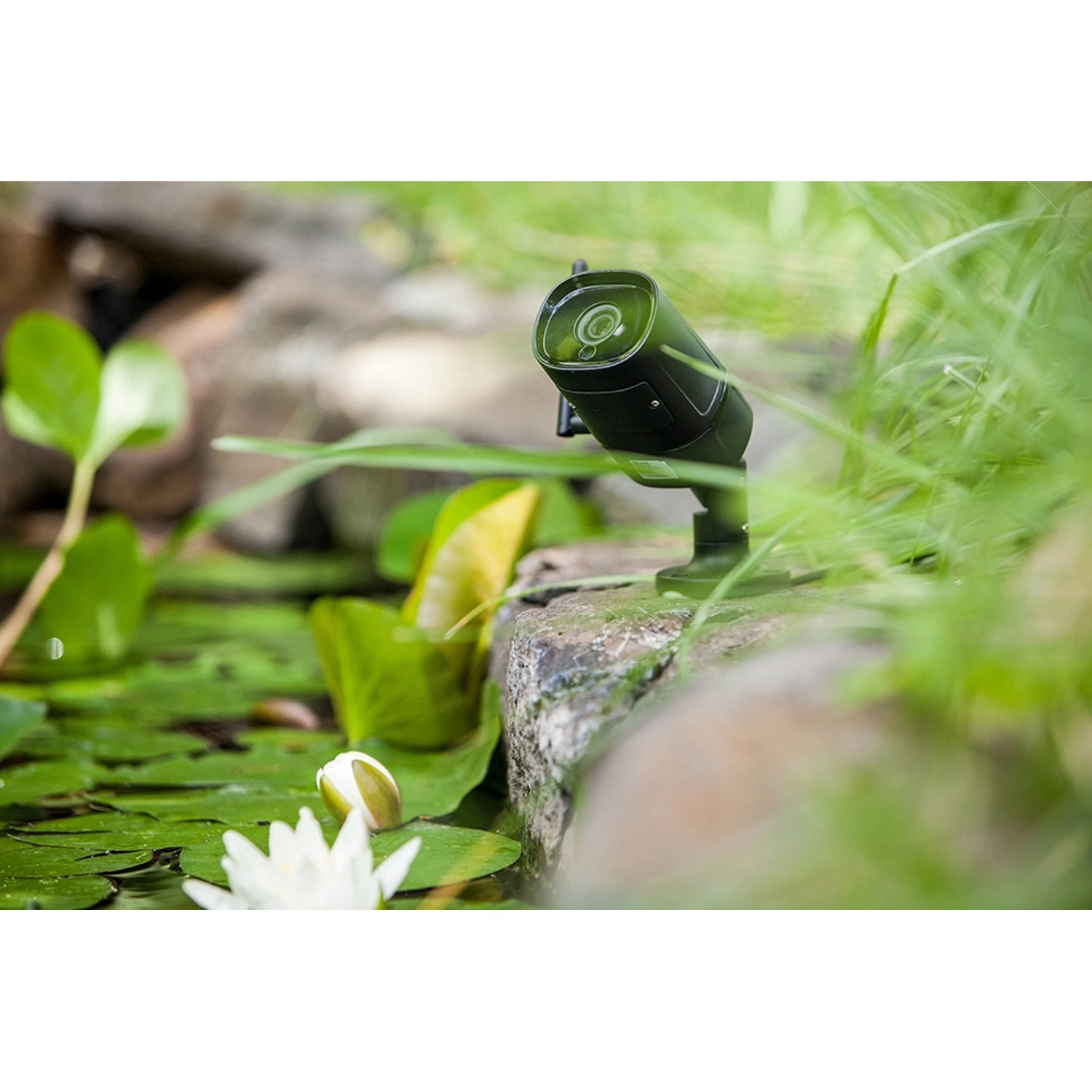 Summer Fun Smart Garden Cam Outdoor WiFi Kamera im Garten, montiert auf Stein.