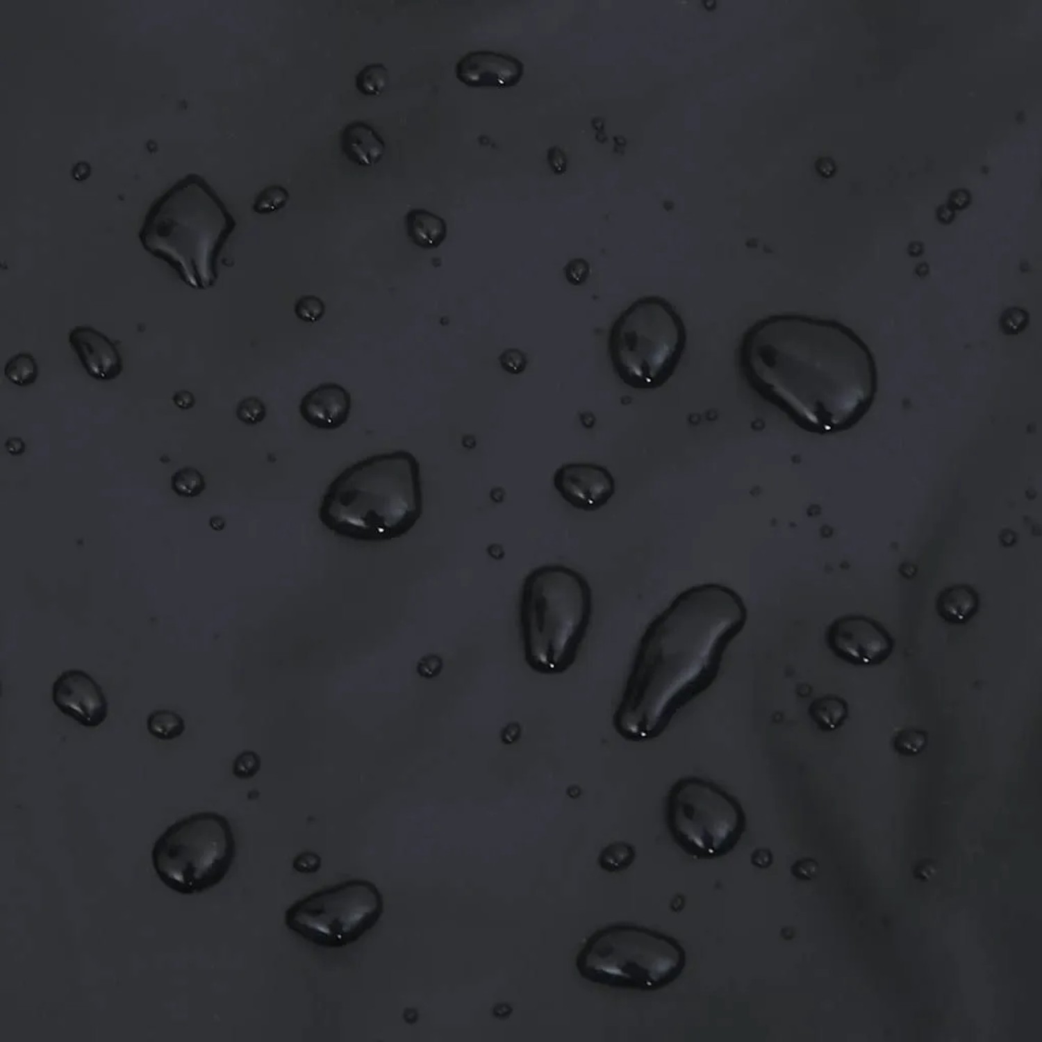 Detailaufnahme: Schwarze Wathose mit Wassertropfen, Arbeitskleidung.