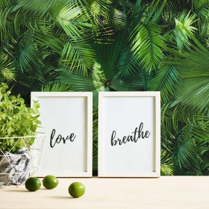 Grüne Palmentapete mit Palmenblätter-Motiv, ideal für Wohn- und Schlafzimmer.