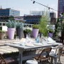 Verschiedene Elho Loft Urban Blumentöpfe in Anthrazit und anderen Farben auf einer Dachterrasse.