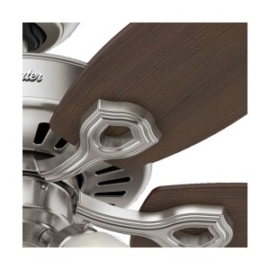 Detailaufnahme: HUNTER Deckenventilator Builder Plus, Nickel gebürstet, mit Holzflügeln.