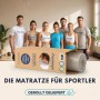 Arensberger Lena Taschenfederkernmatratze 140x200cm, gerollt im Karton, umgeben von Sportlern.