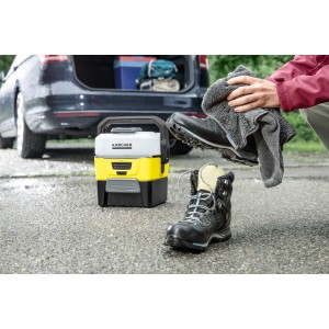 Kärcher Mikrofasertuch im Einsatz: Schuhe werden mit dem Hochdruckreiniger Zubehör gereinigt.
