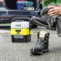 Kärcher Mikrofasertuch im Einsatz: Schuhe werden mit dem Hochdruckreiniger Zubehör gereinigt.