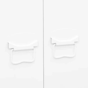 Detailansicht: Weißer Metall Kleiderschrank im Industrial Design mit Griffen.