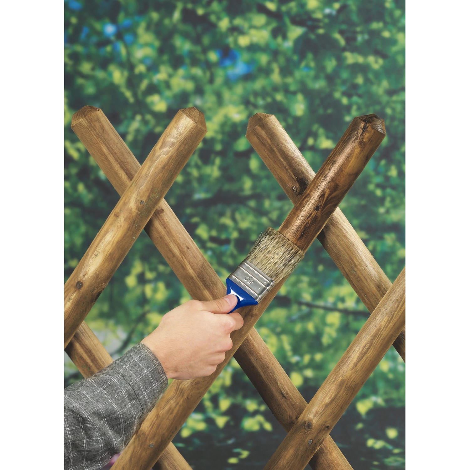 LUX Flachpinsel Lasuren 30 mm im Einsatz beim Lasieren eines Holzzauns.