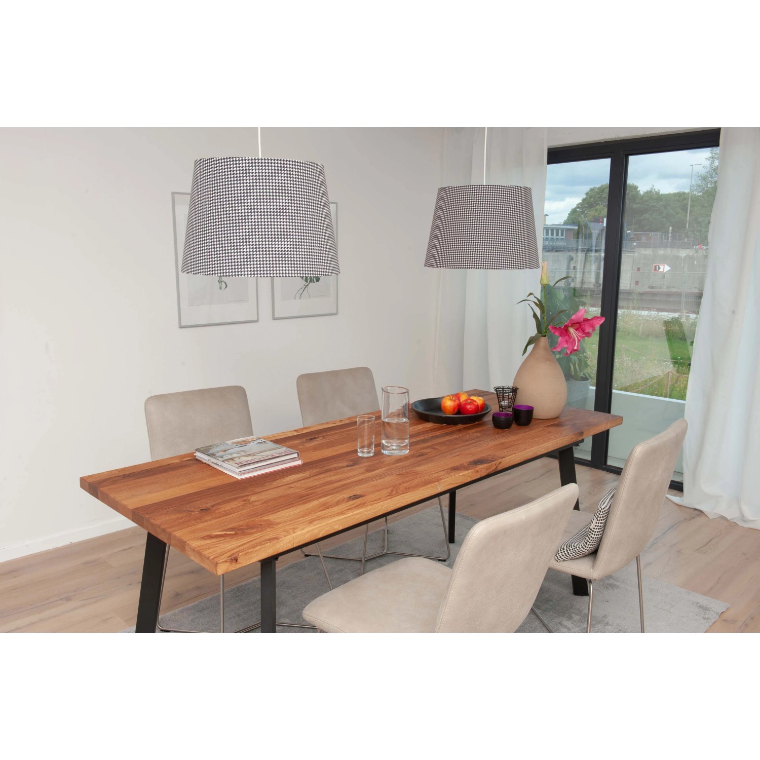 Holztisch mit Bondex Arbeitsplatten-Öl behandelt, mit Stühlen, Lampen und Dekoration.