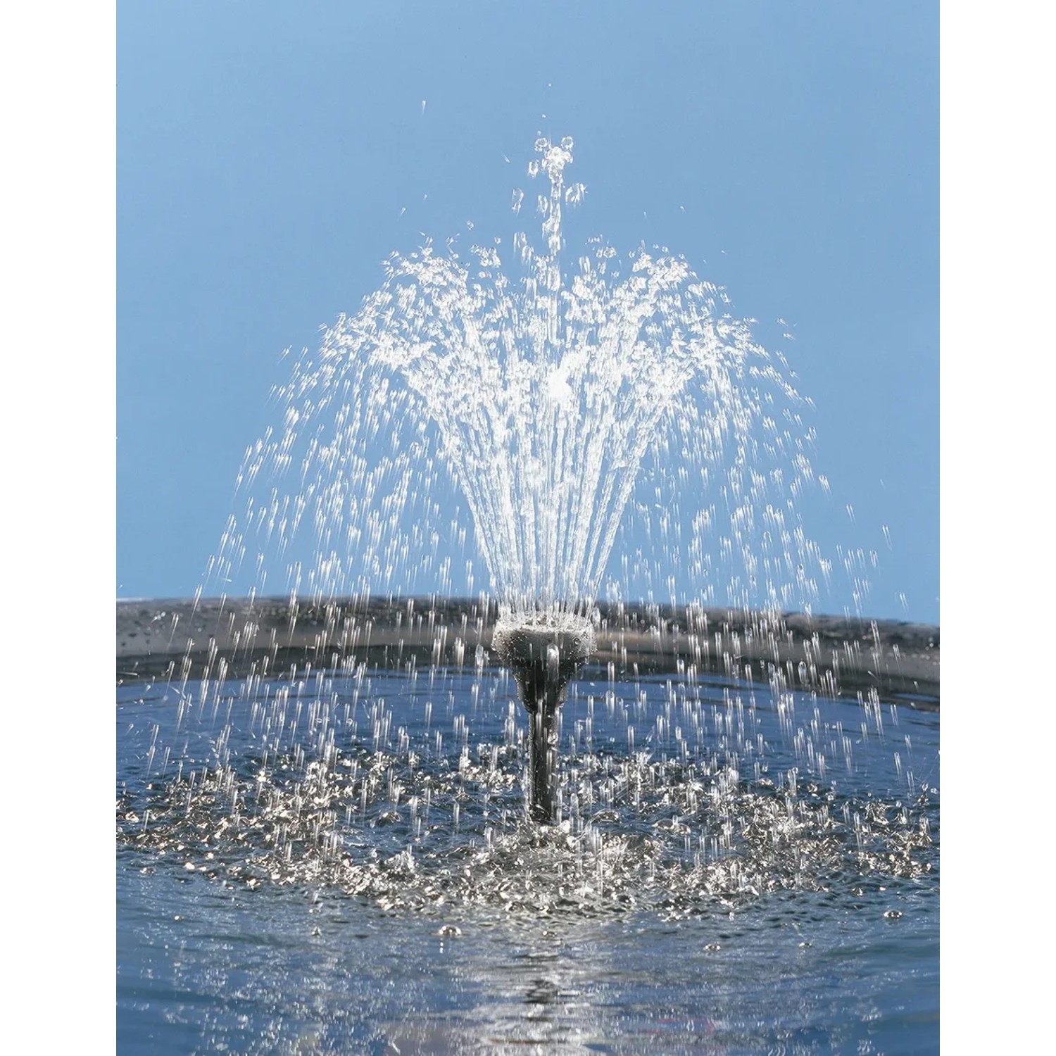 Ubbink Xtra 400 Springbrunnenpumpe im Betrieb mit Vulkan-Sprühdüse im Gartenteich.