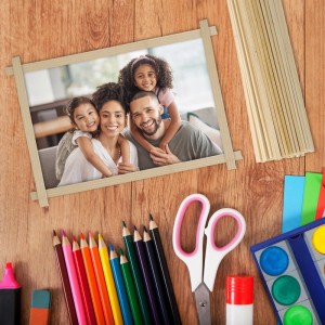 Basteltisch mit Relaxdays Bambusstäben (200er Set) und Foto im Rahmen. Ideal für DIY-Projekte.
