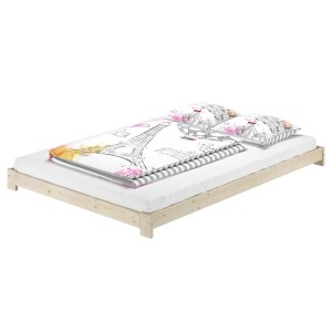 Bodennahes Ehebett aus Fichte/Tanne, unbehandelt, mit Rollrost. Bettwäsche mit Paris-Motiv.