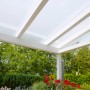 Transparente Gutta Hohlkammerplatte (16 mm) als Terrassenüberdachung.