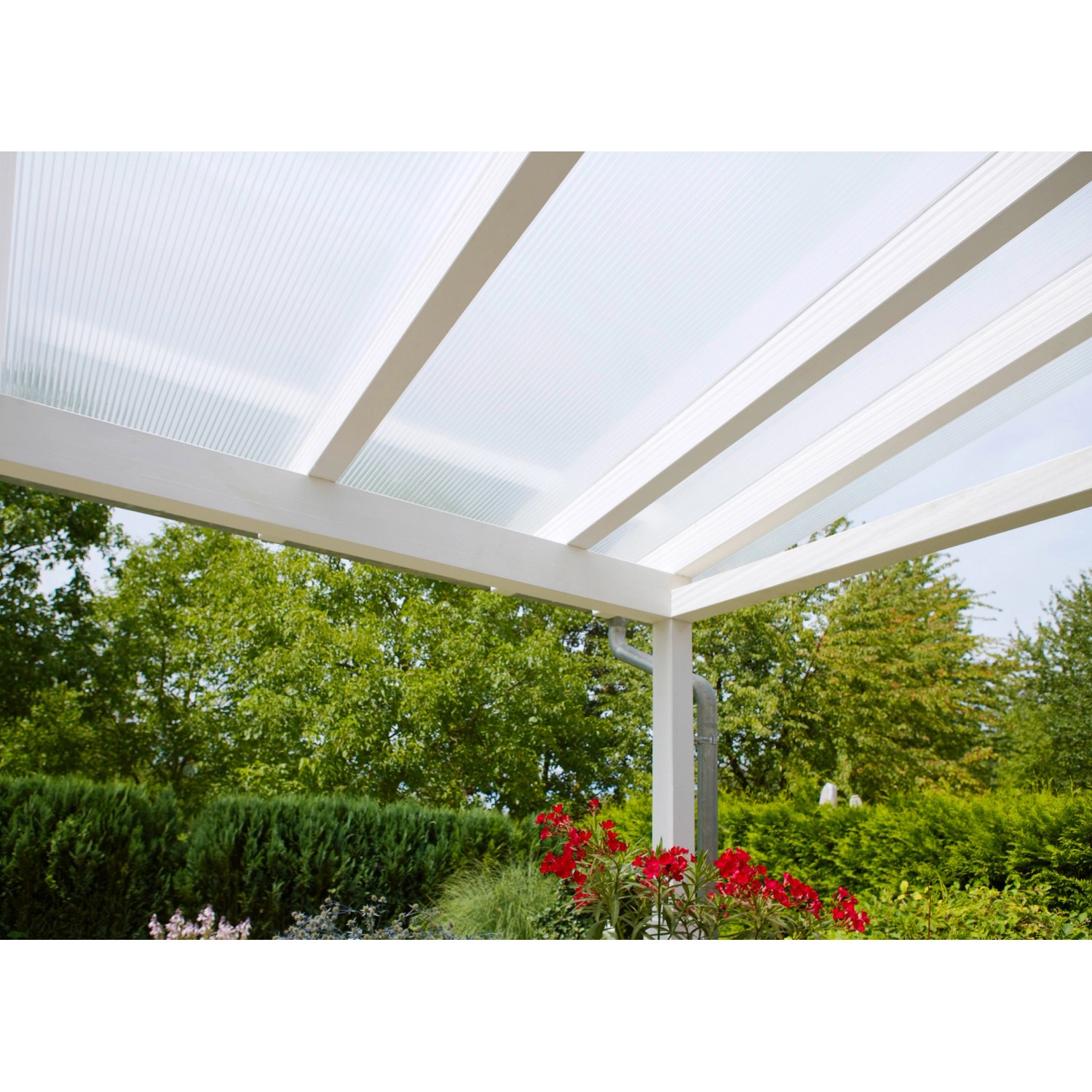 Transparente Gutta Hohlkammerplatte (16 mm) als Terrassenüberdachung.
