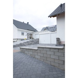 Graue EHL Planomur Mauer aus Pflanzsteinen als Grundstückseinfriedung und Hangbefestigung.