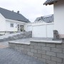 Graue EHL Planomur Mauer aus Pflanzsteinen als Grundstückseinfriedung und Hangbefestigung.