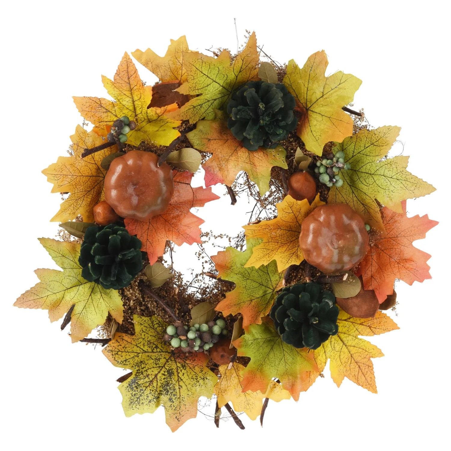Herbstkranz mit bunten Ahornblättern, orangefarbenen Kürbissen und grünen Tannenzapfen für herbstliche Dekoration.