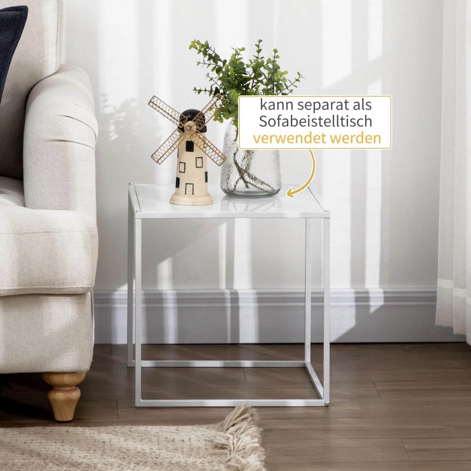 Weißer HOMCOM Beistelltisch aus Stahl, quadratisch, neben hellem Sofa. Modernes Design, Teil eines Couchtisch-Sets.