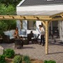 Freistehende Skan Holz Terrassenüberdachung Sanremo aus Leimholz mit Polycarbonatplatten und Sitzgruppe.