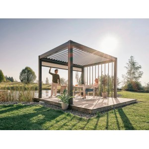 Biohort Pergola in Dunkelgrau/Silber-Metallic mit Personen auf Holzterrasse im Garten.