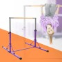 Lila, höhenverstellbares Gymnastik Turnreck, faltbar. Kind hängt kopfüber daran. Spiel & Spaß.
