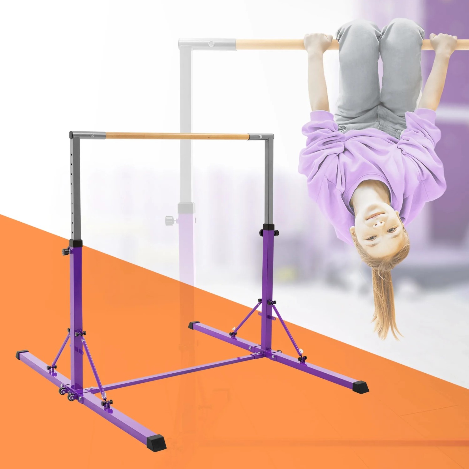 Lila, höhenverstellbares Gymnastik Turnreck, faltbar. Kind hängt kopfüber daran. Spiel & Spaß.