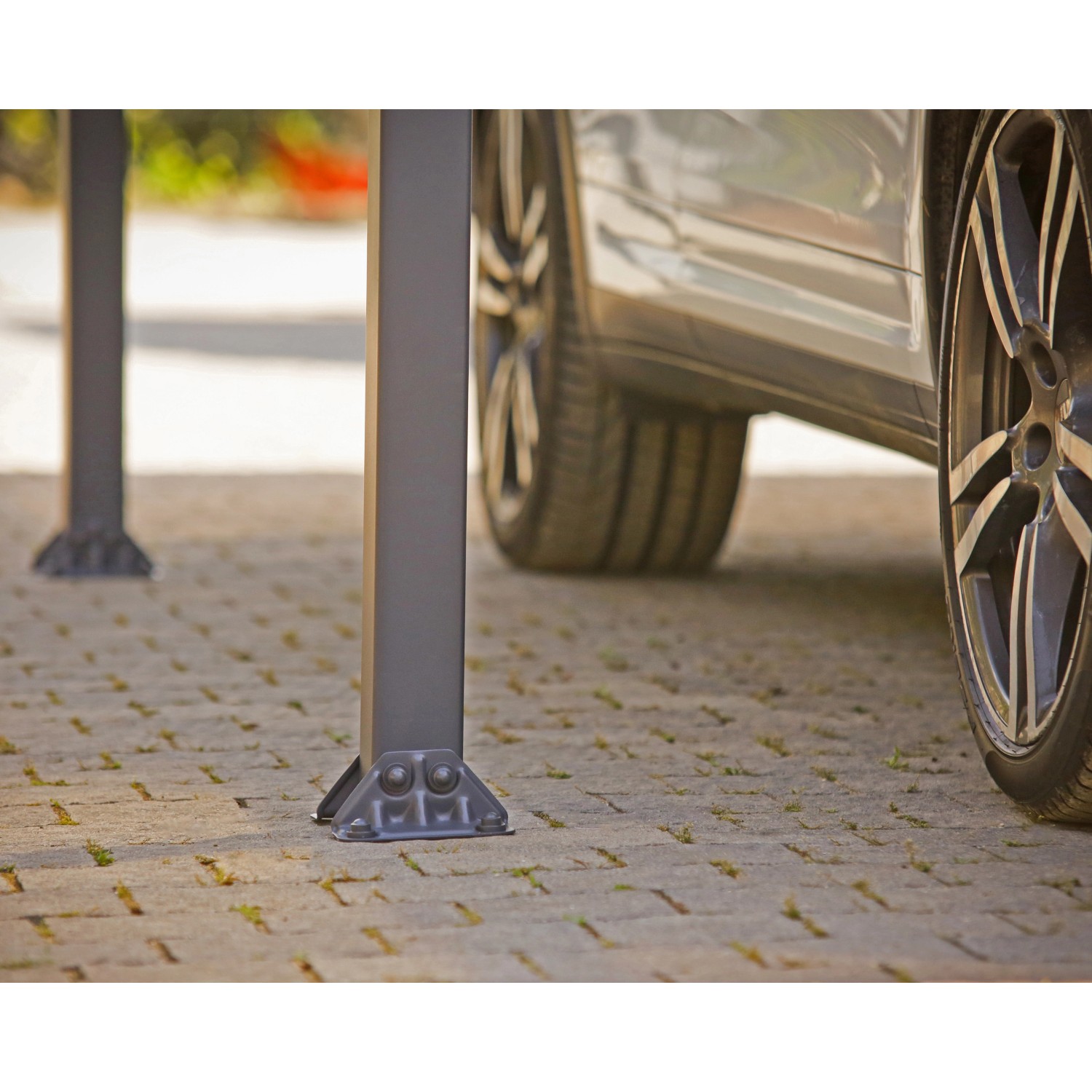 Detailaufnahme: Anthrazitfarbener Canopia Carport Arcadia Pfosten mit Auto im Hintergrund.