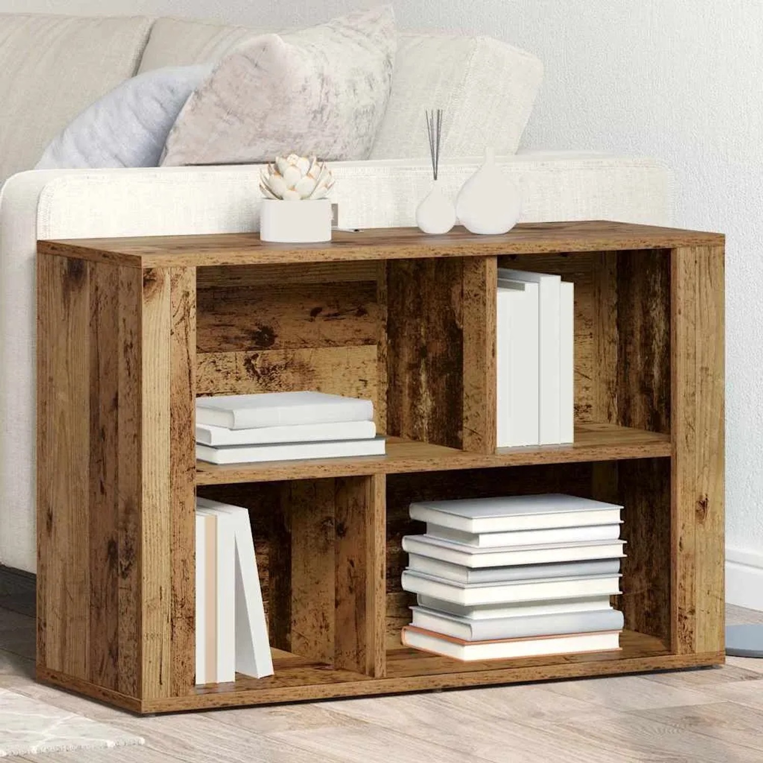 Rustikales Sideboard aus Altholz-Holzwerkstoff mit offenen Fächern, gefüllt mit Büchern, im Wohnzimmer.