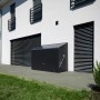 Anthrazitfarbene Trimetals Aufbewahrungsbox Sesame (185x76cm) vor einer Hauswand.