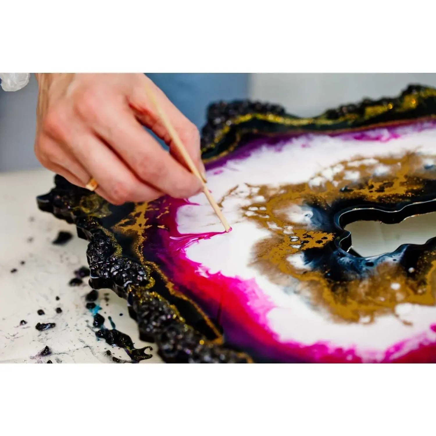 Gießharz-Kunst: Epoxidharz wird mit Werkzeug aufgetragen. Kreatives Gestalten mit Dipoxy 2K 700.